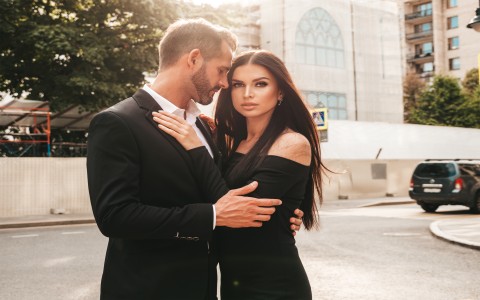 The Swinger Lifestyle: Is It Right for You?